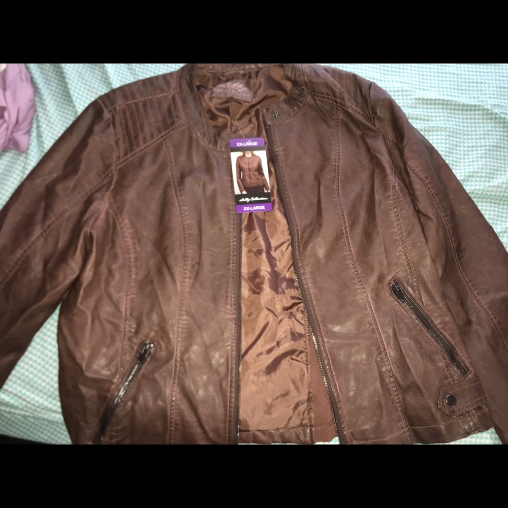 Brown leather jacket (NEVER. WORN)